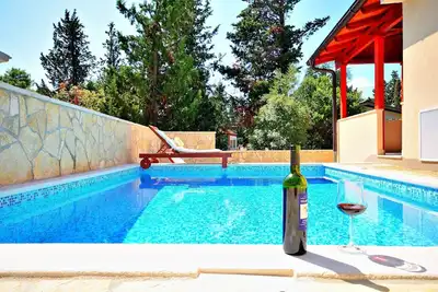 Villa familiale avec piscine à 3 minutes de la mer et du centre • transfert
