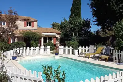 Image de villa très proche d'Avignon, fleurie. Arborée, calme mais pas isolée,