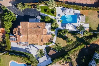 Image de Villa 6 chambres | Marcher jusqu'à la plage | Grande piscine chauffée | Wifi gratuit