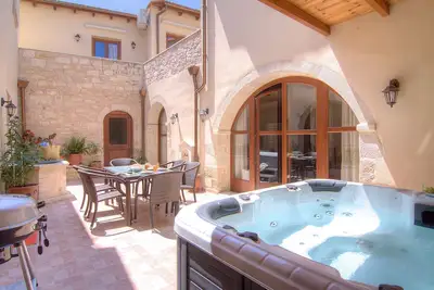 Askoutsi Manor! Manoir unique avec terrasse jacuzzi dans un village de campagne!