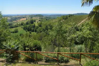 Image de Cocconato: Maison avec jardin privé dans les collines.