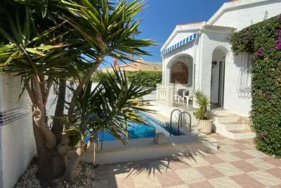 Image de maison individuelle avec piscine privee