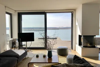 Image de Maison de vacances spacieuse avec une plage privée, une cheminée à foyer ouvert et un sauna directement sur le lac