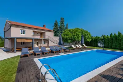 Image de Grande piscine privée dans un jardin clos