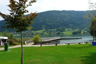 Image de Bien entretenu, calme, avec piscine intérieure, parc et accès au lac