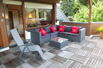 Image de Chalet meublé moderne-dessus de la Moselle avec une grande terrasse ensoleillée.