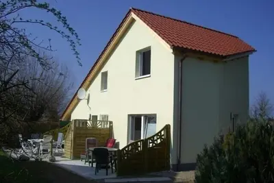Image de Maison moderne avec jardin privé, à quelques minutes de la plage.