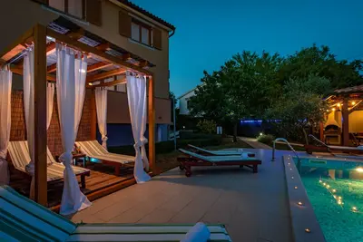 Image de Nouvelle maison moderne avec piscine privée, à proximité du centre ville et la plage