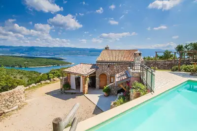 Image de Piscine chauffée jardin avec vue sur la mer, villa écologique / robinson, aire de jeux pour enfants, plages privées