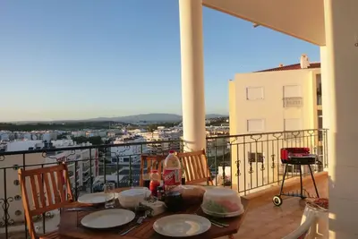 Image de Idéalement situé près de la ville et de la plage