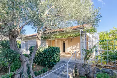 Image de Vacances en famille, plage à 30m de la maison, grand jardin, barbecue. Place de parking