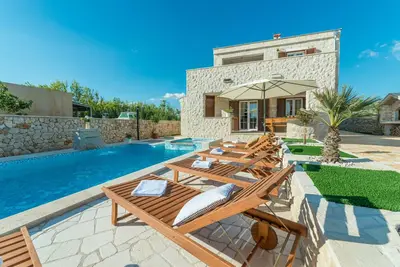 Image de Villa en pierre avec piscine chauffée, jacuzzi, à 500 mètres de la plage de sable. vue sur la mer