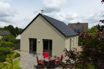 Image de Maison de vacances indépendante dans l'Eifel, construction en bois anti-allergique.