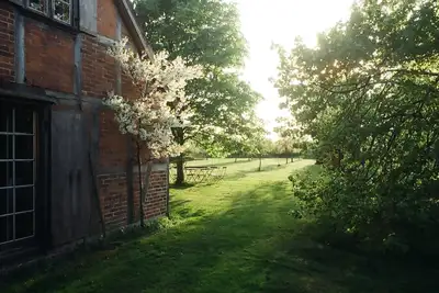 Image de Vieille maison individuelle à colombages directement sur la digue de l'Elbe