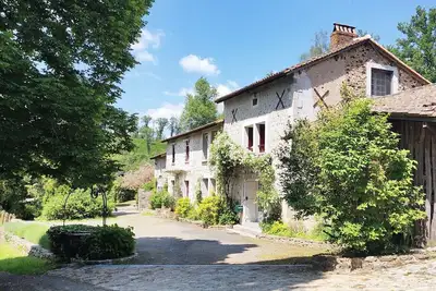 Image de Peaceful country house with swimming pool surrounded by forest