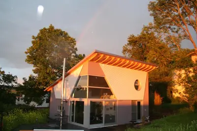 Image de Modernes, fenêtres panoramiques avec vue sur la nature, cheminée, sauna