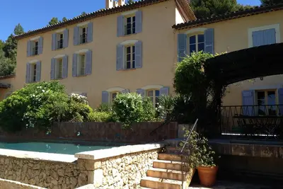 Image de Maisonnette en bordure du village médiéval d'Aups