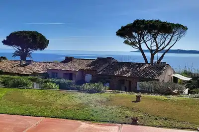 Image de Appart. T3 bord de mer avec vue magnifique sur le golfe de St Trop 50m de la mer