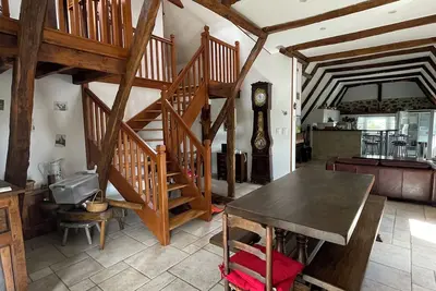 Image de grange en pierres et en lauzes entièrement restaurée dans petit village typique