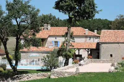 Image de Maison de campagne avec piscine chauffée.