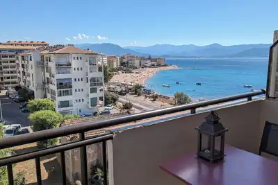 Magnifique T3 avec terrasse vue mer, au pied de la plage et proximité du centre