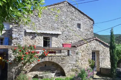Image de Maison pour vos vacances! Bâtisse du Xvi° en pierre, rénovée, authentique.