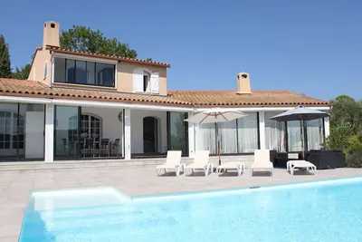 Image de Grande villa avec piscine privée chauffée