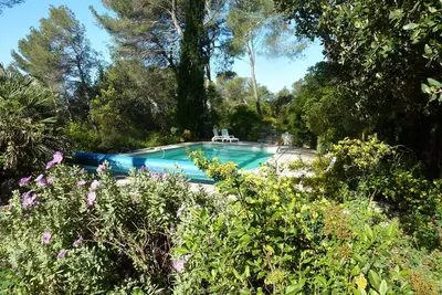 Image de Maisonnette 3 pièces au milieu des bois située à Assas avec piscine