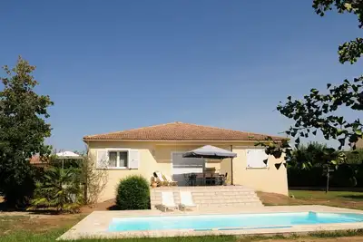 Image de repos, calme, soleil, piscine.