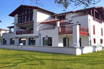 Image de Très bel appartement ensoleillé avec grande terrasse à 50 m de la plage.