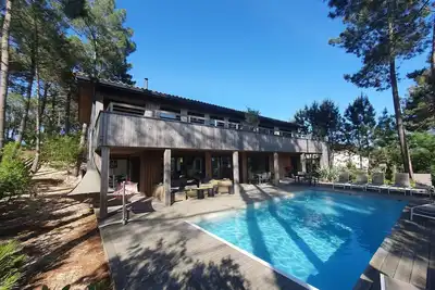 Image de Superbe maison au calme, piscine privée chauffée, proche océan, lac et golf