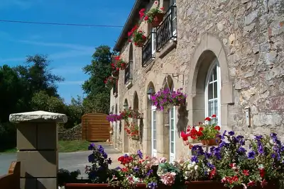 Image de Vacances détente au vert  au coeur de la Vallée de la Rance, jacuzzi et piscine.