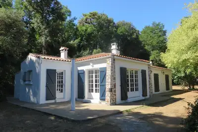 Image de Grande maison familiale avec terrain en bordure de mer et en lisière de forêt.
