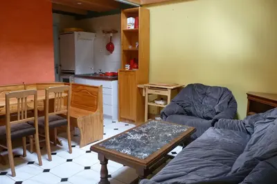 Image de Gîtes de 2 à 8 personnes au bord de la rivière dans maison de caractère.