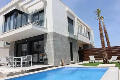 Image de Magnifique maison neuve  avec piscine privée situé dans le golf de Vistabella
