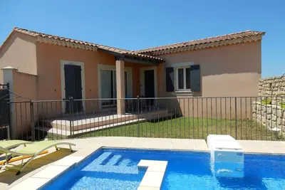Image de Maisonnette avec piscine et pataugeoire sécurisées, jardin avec vue dégagée