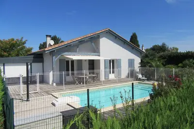 Image de Maison familiale avec 4 chambres, piscine privée dans un jardin cloturé