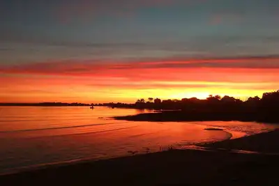 Image de maison récente, vue  sur la baie de Pen bé, petit village familiale.