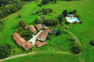 Image de Hameau exclusif et piscine Xxl