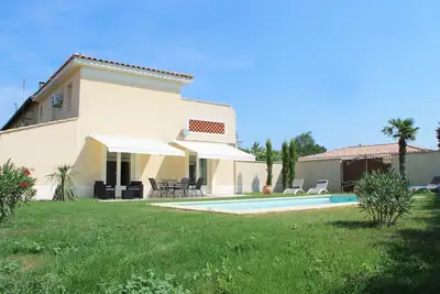 Image de Annexe de mas provençal avec jardin et piscine privee et chauffee