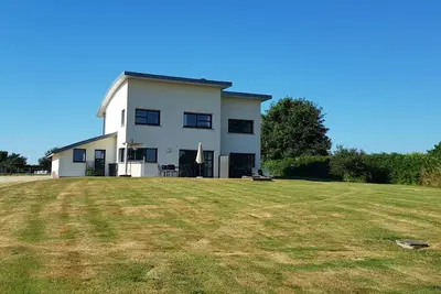 Image de Spacieuse maison familiale- vues terre et mer- au calme, proche des plages. 8 p.