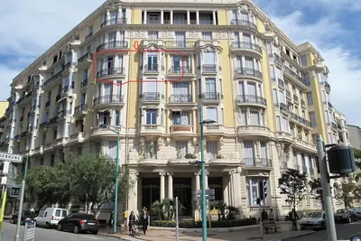 Image de 2 pièces, Centre Ville, Ancien Palace, idéalement situé à 50 m des plages, vue mer