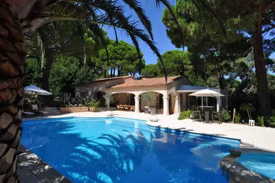 Image de Gassin, 6 km de Saint-Tropez, villa d'exception pour 8 personnes