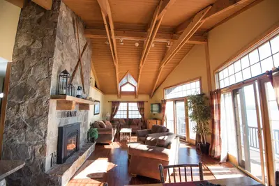 Image de Vue imprenable sur les montagnes entourant un nouveau condo au bord du lac