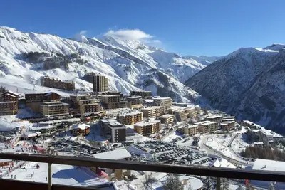 Image de 3 p. dernier étage, rénové, Élégance et confort, à 50 m. des pistes