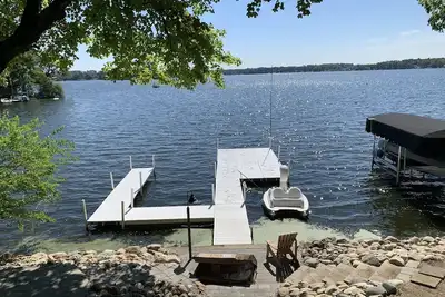 Image de Belle maison au bord du lac sur le charmant lac Webster, In