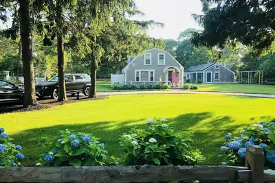 Image de Immense complexe familial près de la plage avec bain à remous, terrain de basket et but de football