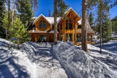 Image de Cabine / maison de luxe spacieuse, bain à remous privé, cadre spectaculaire sur le lac Tumalo à Bend, Oregon