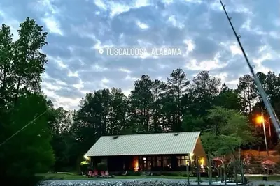 Image de Spacieuse maison privée au bord du lac - Piscine avec cascade à 17 km du campus