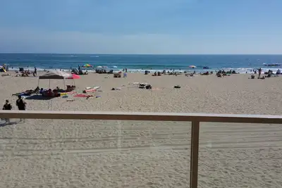 Oceanfront à droite sur la promenade à pied et le sable